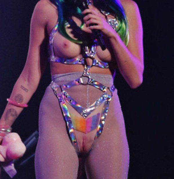 Miley cyrus fans vagina breast show