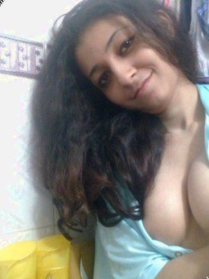 Desi indian beauty boobs show