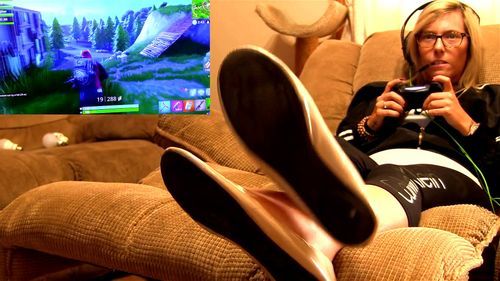 Fortnite with brittney barefeet show