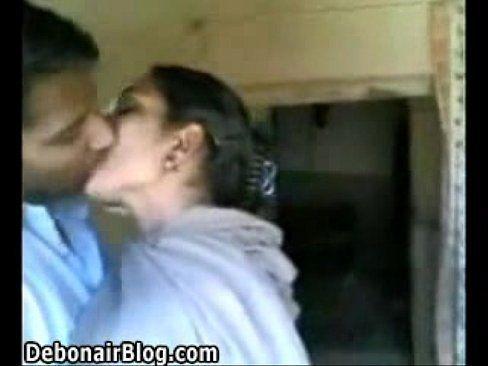 Indian kissing mms