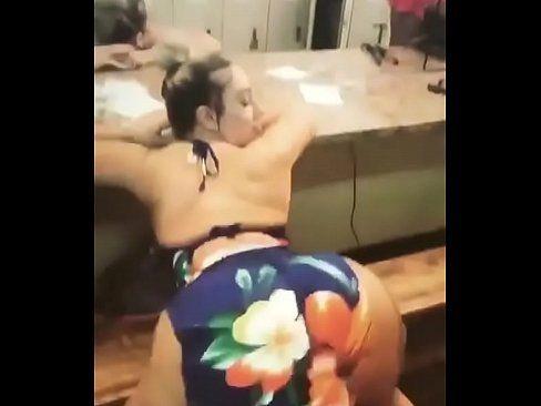 Hot lightskined girl twerking showing