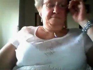 Electric B. reccomend grannies playing dildo solo
